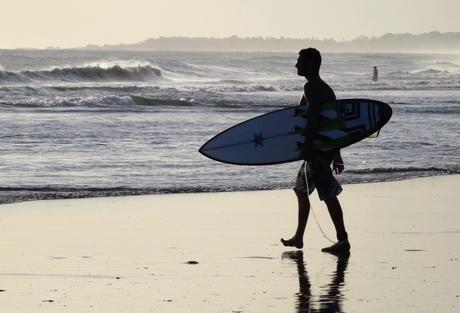 surfer-1434030_1920-1-min-1024x698 ▷ Tailandia vs Bali | ¿Dónde debería ir?