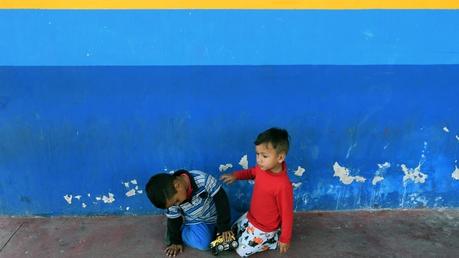 Un hombre asesinó a su hijo en el jardín y luego se suicidó por venganza contra su esposa Varios menores han sido puestos bajo el resguardo de las autoridades (Foto: AFP)