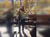 Furiosa reacción: Mujer lanzó café rostro estudiante mover mochila