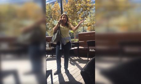Furiosa reacción: Mujer le lanzó café en el rostro a estudiante por no mover su mochila