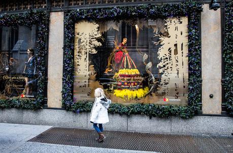 Saks-5th-ave-new-york-city-Christmas-windows ▷ Comente 13 cosas mágicas que hacer en Nueva York en Navidad con niños por #TravelTips: Los mejores destinos del mundo para viajar por X-mas - Samarpita Mukherjee Sharma