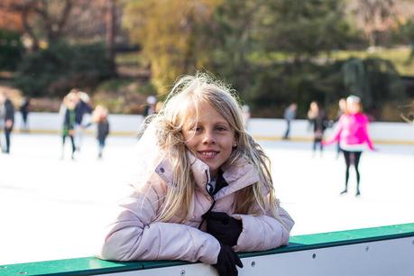 Ice-skating-with-kids-Wollman-Rink-CEntral-Park ▷ Comente 13 cosas mágicas que hacer en Nueva York en Navidad con niños por #TravelTips: Los mejores destinos del mundo para viajar por X-mas - Samarpita Mukherjee Sharma