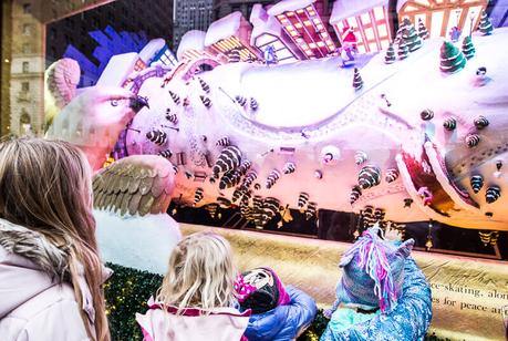 Macys-Christmas-window-display ▷ Comente 13 cosas mágicas que hacer en Nueva York en Navidad con niños por #TravelTips: Los mejores destinos del mundo para viajar por X-mas - Samarpita Mukherjee Sharma