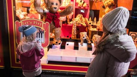 MAcys-Window-displays ▷ Comente 13 cosas mágicas que hacer en Nueva York en Navidad con niños por #TravelTips: Los mejores destinos del mundo para viajar por X-mas - Samarpita Mukherjee Sharma