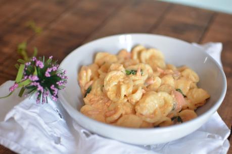 Orecchiette con salsa de salmón y espinacas