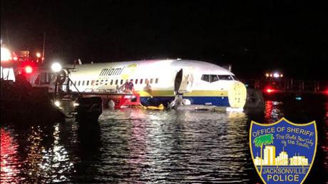 En aterrizaje en Florida, avión sale de pista y cae al mar.