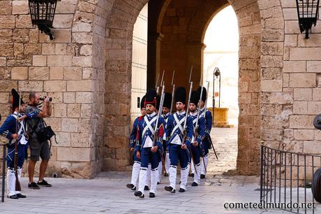 que-hacer-en-mallorca-ver-cambio-guardia-almudaina Que ver en Mallorca en 5 días (guía definitiva para tu viaje)
