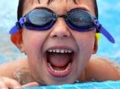 Niños bien vigilados piscina