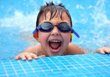 Niños bien vigilados en la piscina