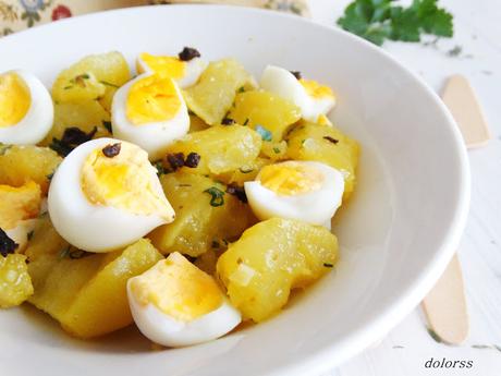 Patatas y huevos de codorniz con aliño de mostaza Patatas y huevos de codorniz con aliño de mostaza