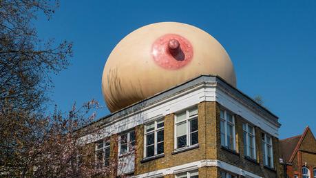 Pechos gigantes para normalizar la lactancia materna en lugares públicos lactancia materna en libertad