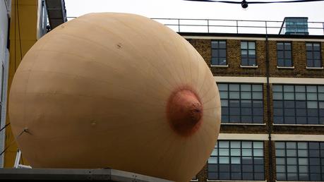 Pechos gigantes para normalizar la lactancia materna en lugares públicos lactancia materna en libertad