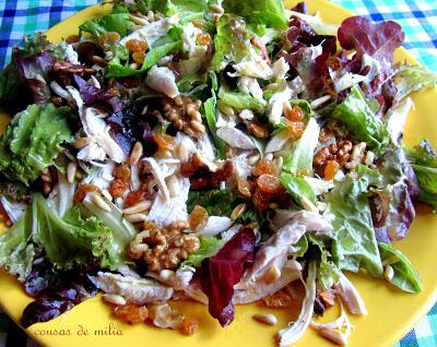 Ensalada de pollo, lechuga y frutos secos