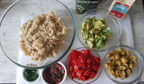 Ensalada de quinoa y aguacate con encurtidos