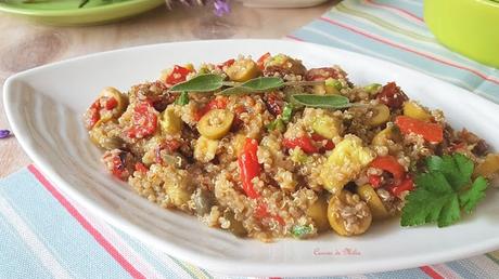 Ensalada de quinoa y aguacate con encurtidos