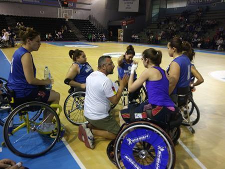 Un jugador de BSR Vistazul entrena a la selección española femenina