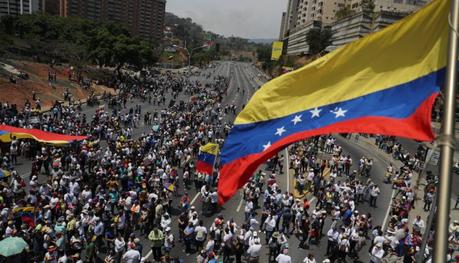 Cientos de venezolanos se toman las calles de Caracas (Venezuela) este miércoles, un día después del efímero levantamiento militar encabezado por el jefe del Parlamento, Juan Guaidó.