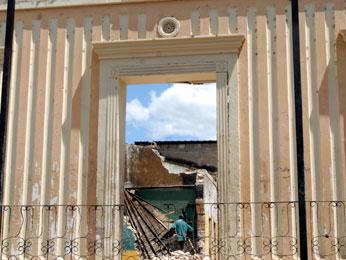 Destruyen más casas antiguas en Santiago