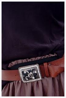 ¡NO SIN MI FALDA LARGA, LARGUÍSIMA!