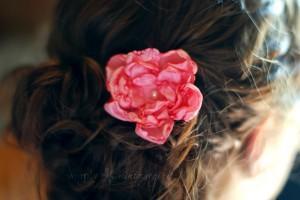 flor_broche_pinza_tela_quemando Crea tus propias flores de boda