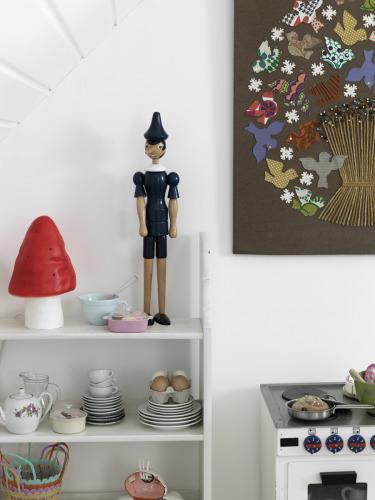 suelo de parquet blanco sofa blanco silla mecedora eames negro silla eames eiffel blanca mesa de centro fritz hansen lámparas de papel de arroz habitación infantil lila grandes ventanales estilo nórdico estilo escandinavo diseño de interiores decoración sueca decoración en blanco decoración de interiores bola de espejos bola de discoteca 