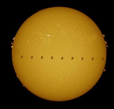 Tránsito de la Estación Espacial Internacional frente al Sol