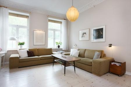 techos altos suelos de madera puerta de madera sin lacar grandes ventanales estilo noruego estilo nórdico estilo escandinavo diseño nórdico diseño escandinavo diseño de interiores decoración ordeanada decoración de interiores cornisas de adorno de interiores adornos en el techo 