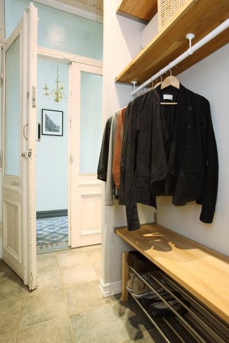 techos altos suelos de madera puerta de madera sin lacar grandes ventanales estilo noruego estilo nórdico estilo escandinavo diseño nórdico diseño escandinavo diseño de interiores decoración ordeanada decoración de interiores cornisas de adorno de interiores adornos en el techo 