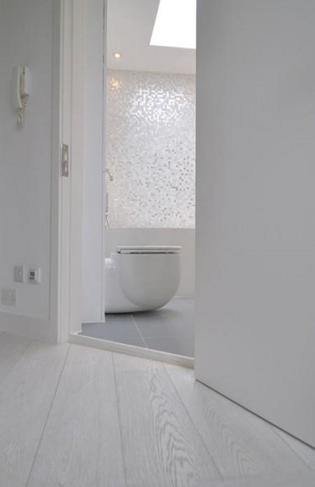Una casa en Notting Hill con un baño brillante teselas para el baño brillantes y mates reformas en casa pisos de segunda mano decoración estilo nórdico estilo moderno estilo escandinavo decoración moderna decoración de interiores decoración de baños casa de lujo en notting hill baldosas de baño
