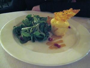 Coulant de parmesano con reducción de membrillo, bayas de goji y vinagreta de vinagre balsámico