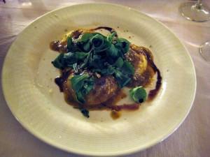 Pasta fresca rellena de queso scamorza y berenjena con pesto de albahaca, pistacho, tomate seco