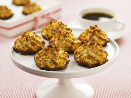 postres dulces de coco y chocolate postres pastas mantel rosa galletas fotografía dulce estilimo de postres y café dulces chocolate cake stand blanco bocaditos de coco 