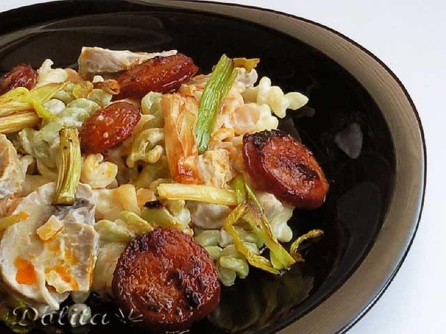 FUSILLI CON SALSA DE QUESO, CHAMPIÑONES Y CHORIZO