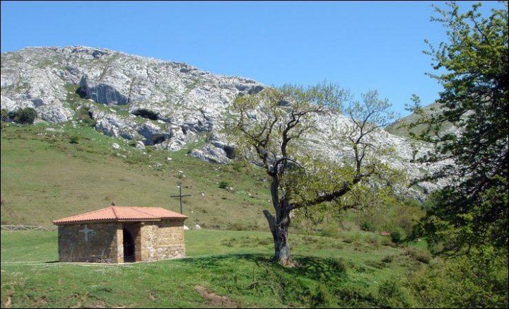 Recuerdos aldeanos, camín de Marabio.  Por Max.