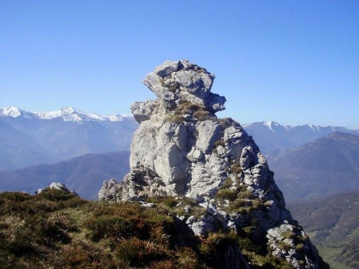 Recuerdos aldeanos, camín de Marabio.  Por Max.