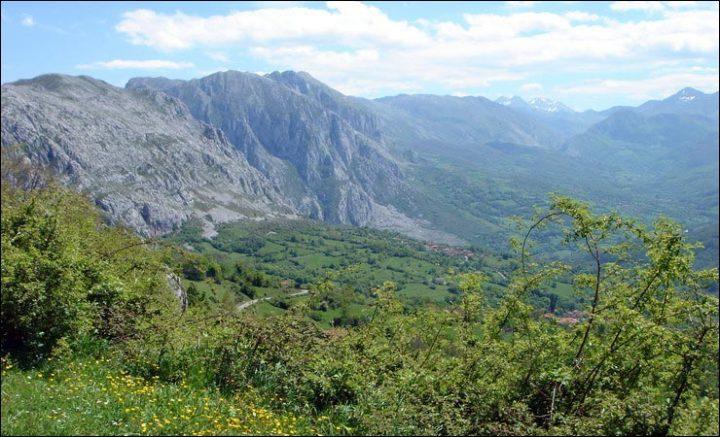 Recuerdos aldeanos, camín de Marabio.  Por Max.