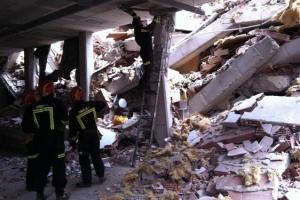 Bomberos trabajando en el municipio murciano. | ELMUNDO.es