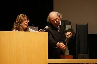 Una escultura dedicada a abuelos y abuelas con méritos