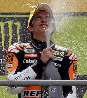 Victora tranquila para Stoner en Le Mans en una carrera volcánica con Simoncelli tirando a un   Pedrosa que se fractura la clavícula