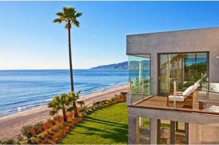 vistas al mar en california villa de lujo en malibu villa 7 habitaciones california piscina de diseño muebles de jardín grandes ventanales diseño de interiores diseño de exteriores decoración de interiores cocina en madera casas de lujo california casa junto al mar casa junto a la playa california baño de diseño 