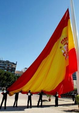 La Armada española, iza la bandera de ESPAÑA  en las fiestas de San Isidro en Madrid.