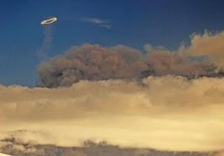 Aros-anillos de gas-vapor en volcanes