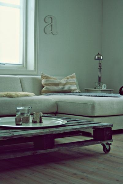 Otro salón con una mesa de palet