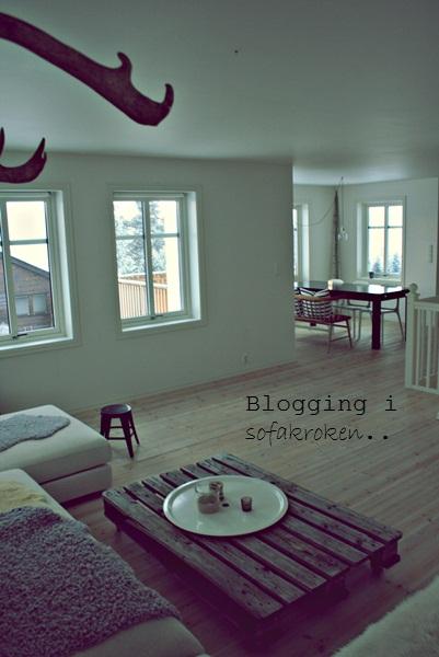 Otro salón con una mesa de palet