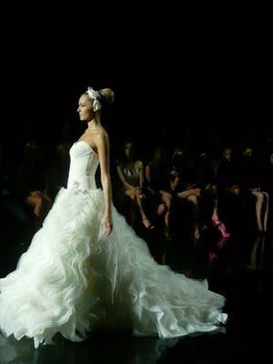 Pronovias, de la mano de Manuel Mota, pone fin a la Pasarela Gaudí Colección 2012, con una original, brillante y espectacular puesta en escena