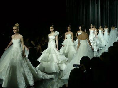 Pronovias, de la mano de Manuel Mota, pone fin a la Pasarela Gaudí Colección 2012, con una original, brillante y espectacular puesta en escena