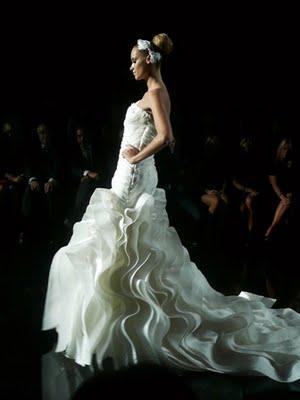 Pronovias, de la mano de Manuel Mota, pone fin a la Pasarela Gaudí Colección 2012, con una original, brillante y espectacular puesta en escena