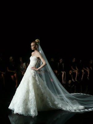 Pronovias, de la mano de Manuel Mota, pone fin a la Pasarela Gaudí Colección 2012, con una original, brillante y espectacular puesta en escena