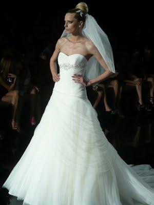 Pronovias, de la mano de Manuel Mota, pone fin a la Pasarela Gaudí Colección 2012, con una original, brillante y espectacular puesta en escena