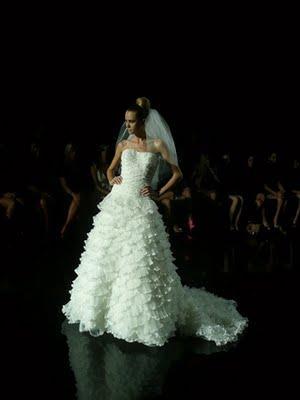 Pronovias, de la mano de Manuel Mota, pone fin a la Pasarela Gaudí Colección 2012, con una original, brillante y espectacular puesta en escena